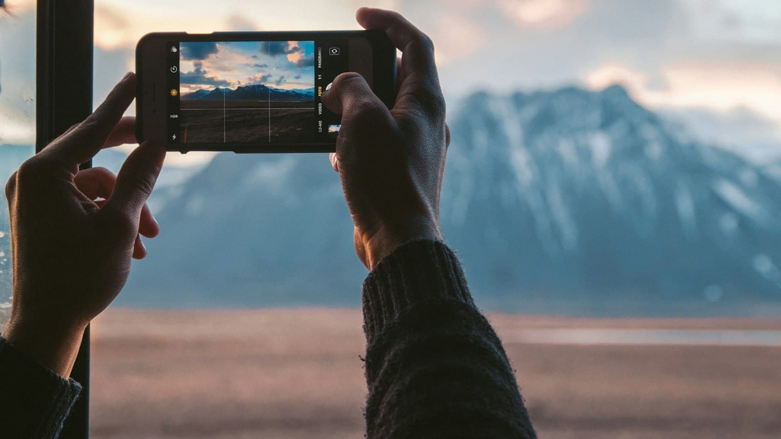 Smartphone usato per riprendere un paesaggio, come ispirazione creativa