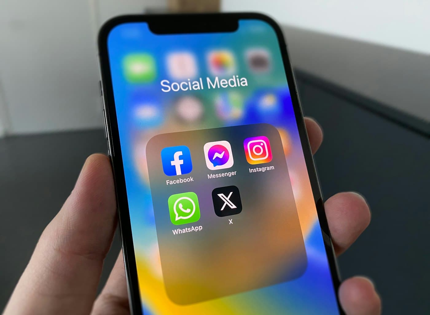 Icone di app social su schermo di iPhone