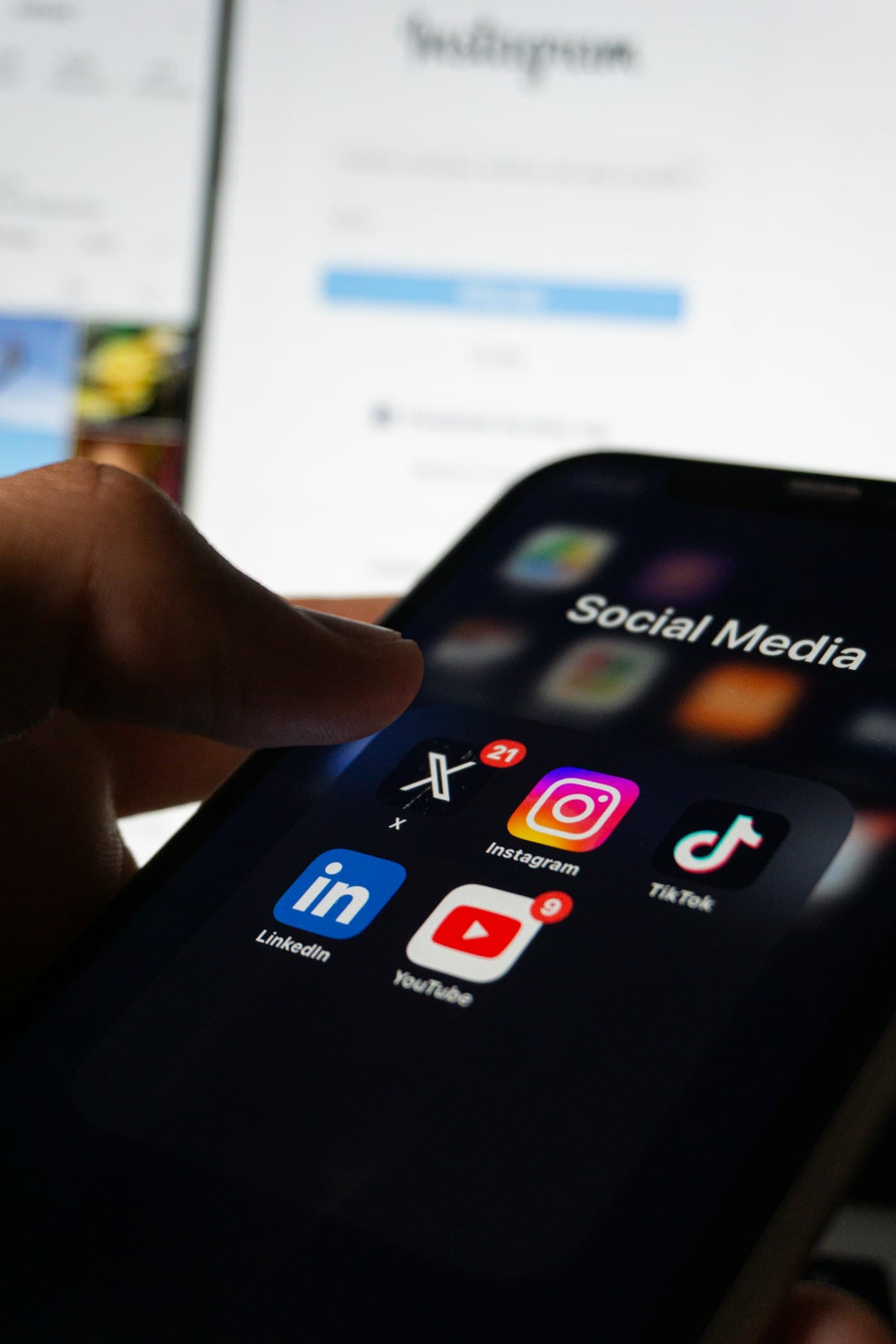 Conversazione su smartphone tramite social media