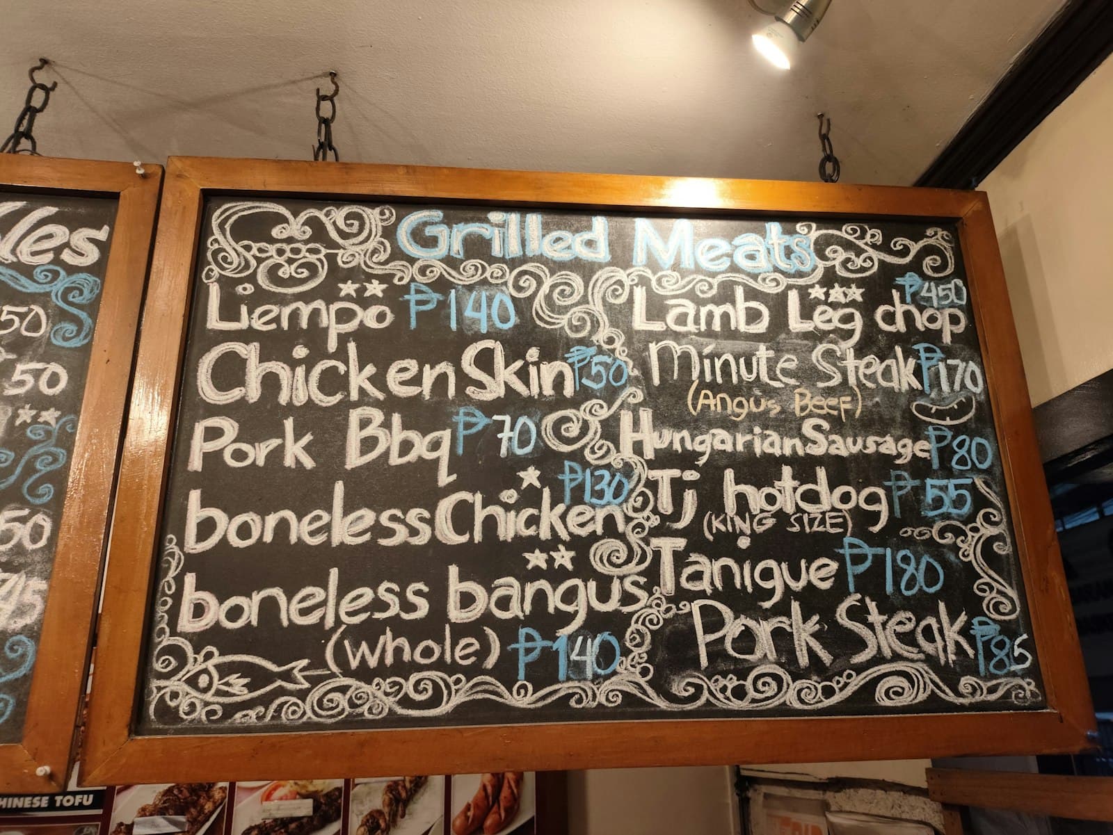 Lavagna di un locale con un menu e vari prezzi a confronto