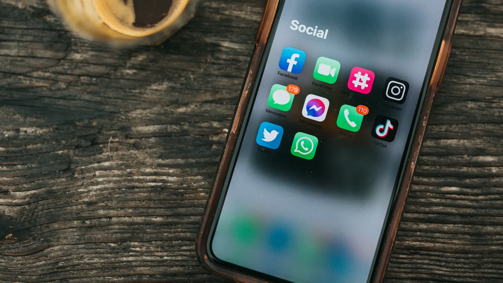 Smartphone con le app dei social media in primo piano