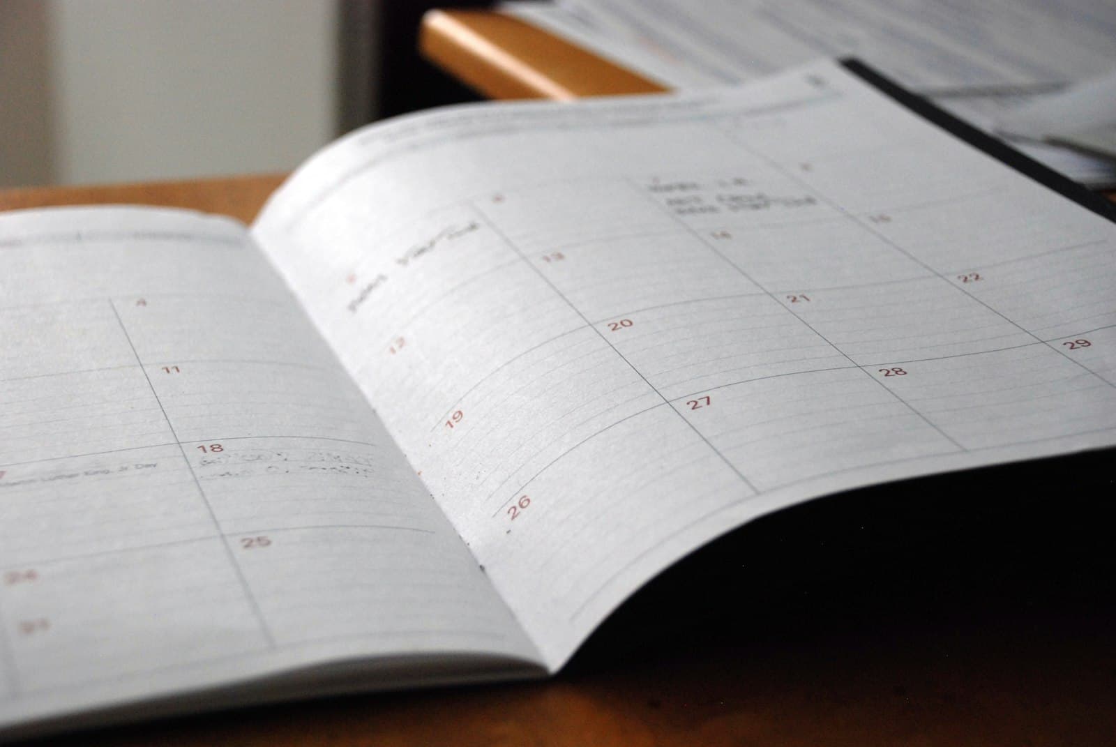 Agenda e appunti su una scrivania mentre si definisce un processo