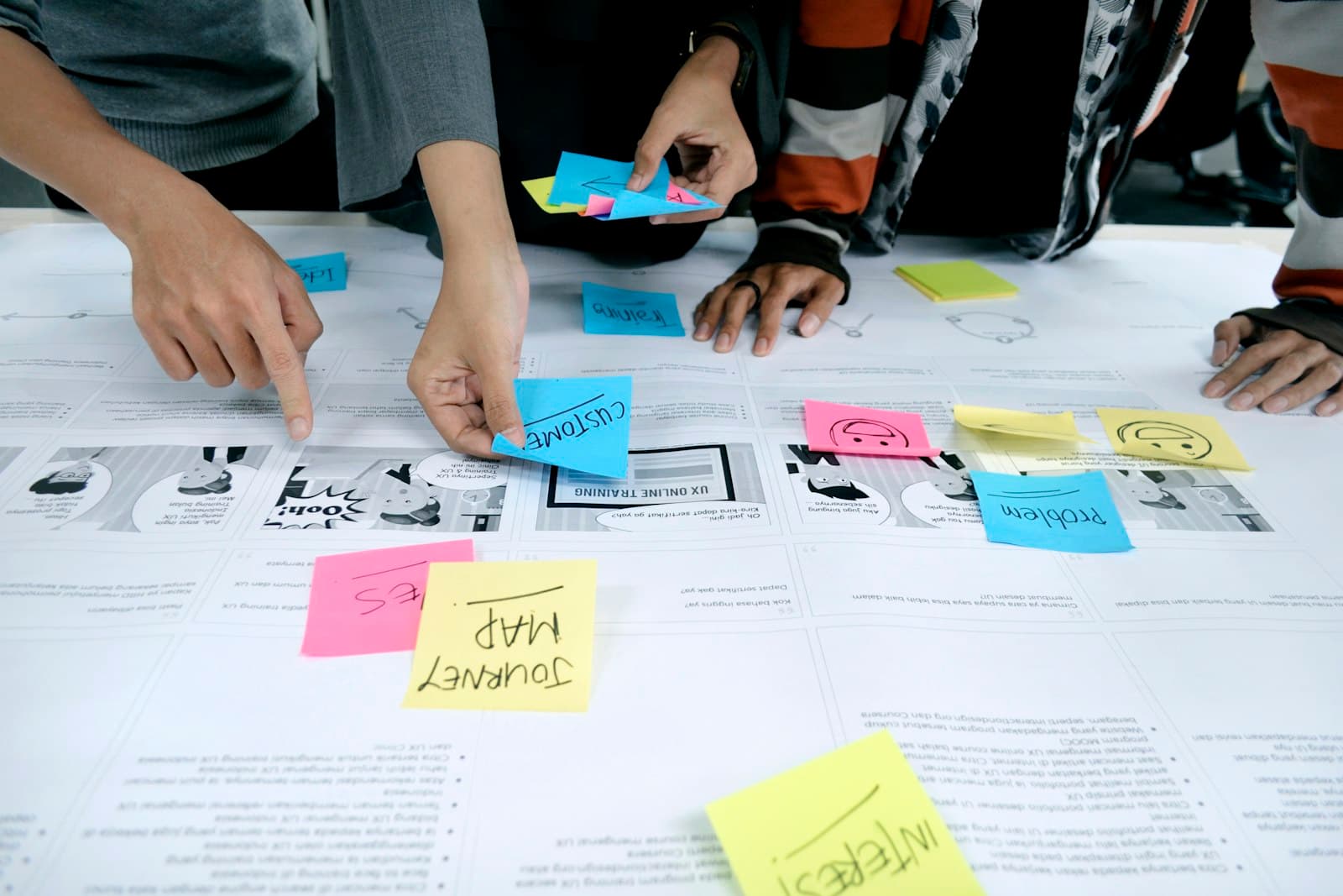 Un team che organizza idee e flussi di lavoro con foglietti adesivi
